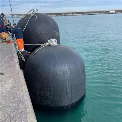 Defensa neumática semi-sumergible naval